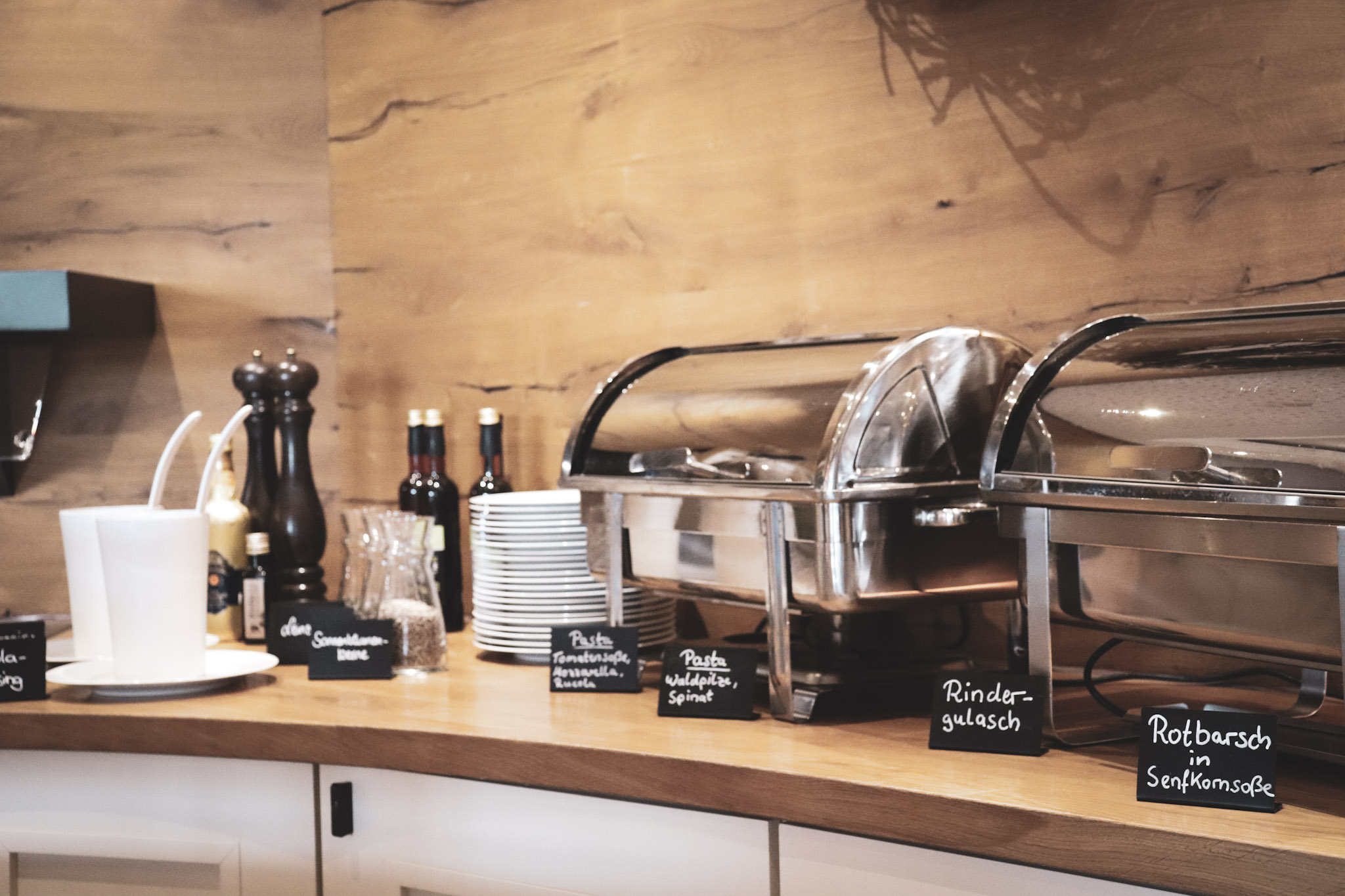 Sellhorn bringts - Catering Buffet vom Ringhotel Sellhorn mit Pasta, Rindergulasch und Rotbarsch