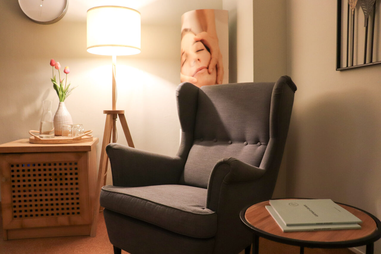 Wartebereich mit Sessel und Lampe im Refugium, dem Spabereich des Ringhotel Sellhorn